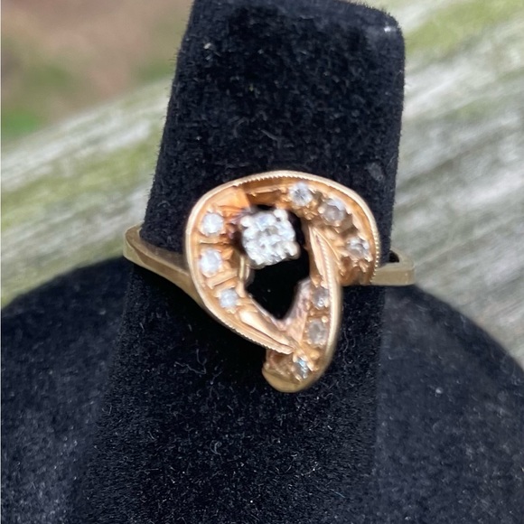 Diamond Ring. Estate piece. 14k. Total quarter carat.Beautiful unique design - Picture 5 of 7